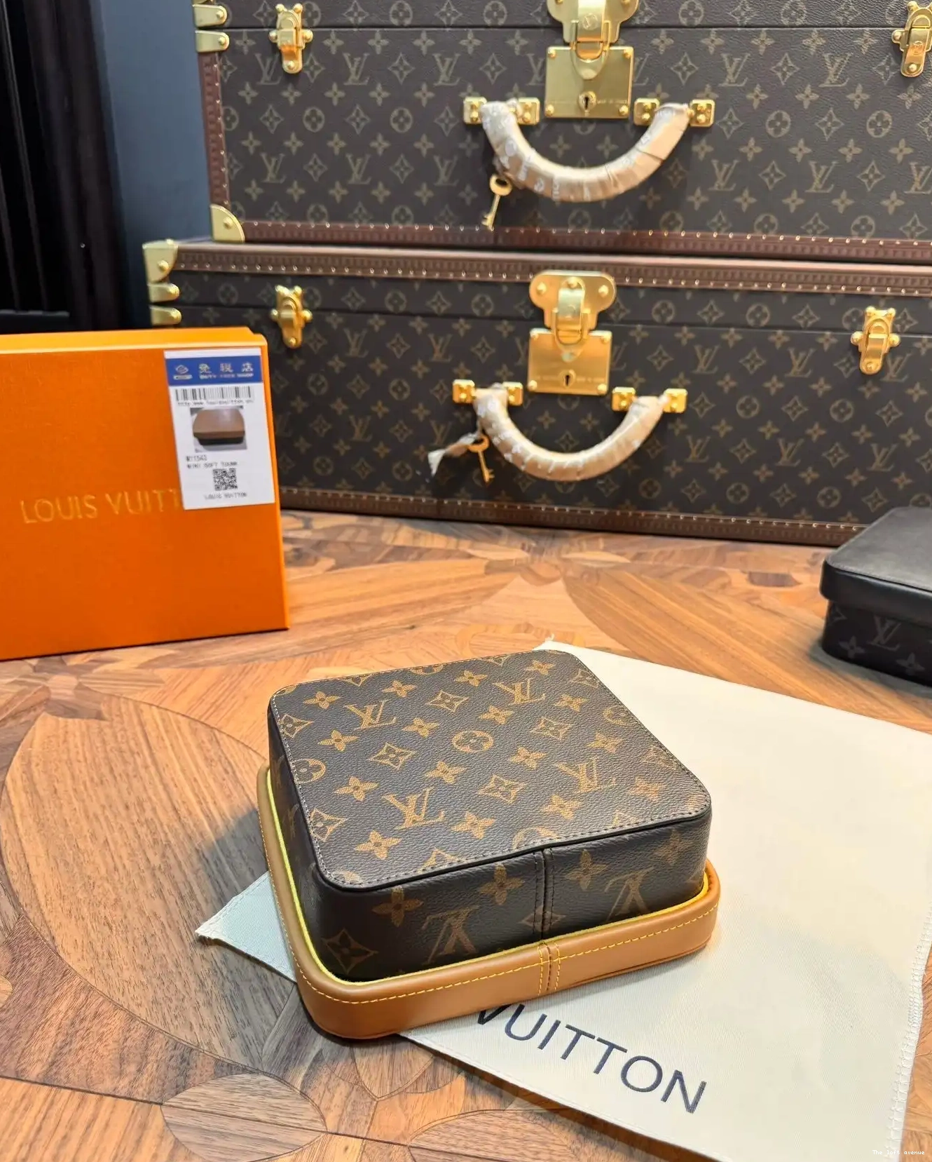 BOX YELLOW LV CUSTOM JEWELRY SQUARE 0615